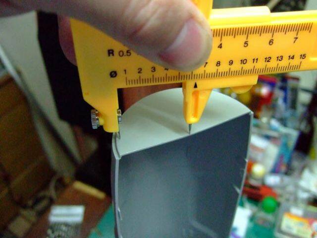 用圓規刀將塑膠片切下